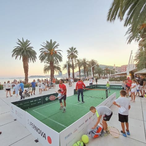 Tennis-Court auf der Strandpromenade während eines internationalen Turniers