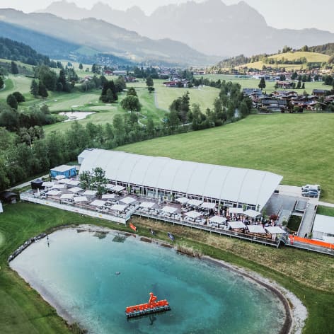 Hospitality-Zelt und Golfplatz in den Bergen aus der Luft